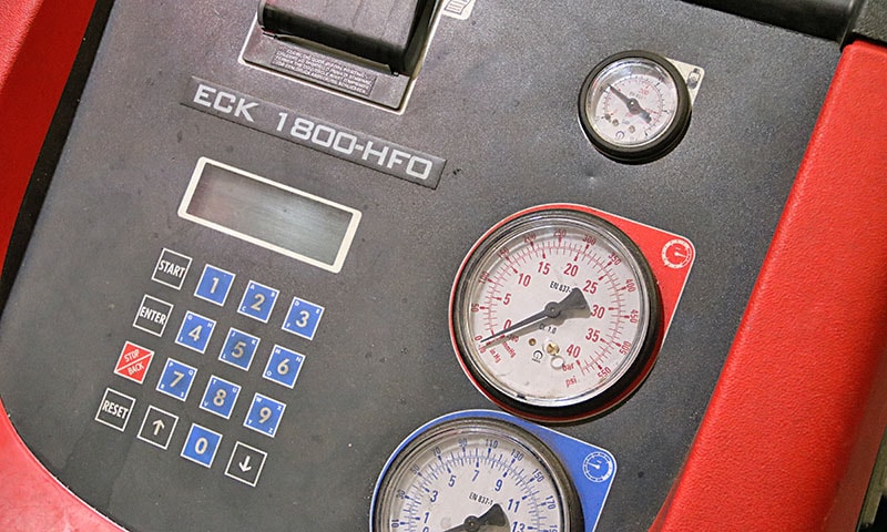 Air conditioning service machine connected to a vehicle