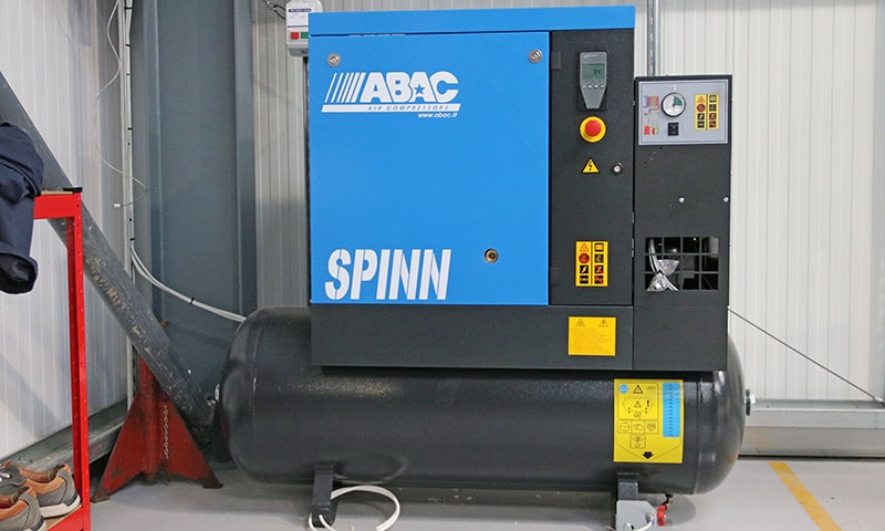 Industrial screw air compressor for automotive workshop