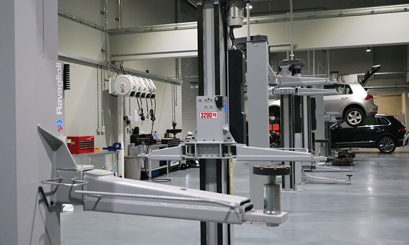 Modern efficient garage workshop bay with all services to hand for technicians