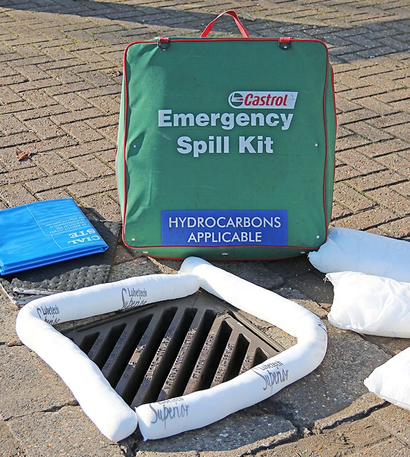 Oil spill management and cleanup in an industrial workshop