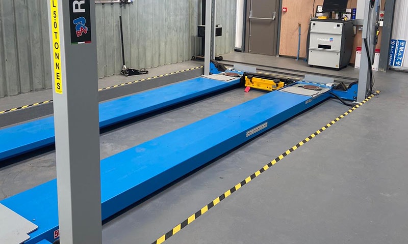 Light commercial vehicle workshop inspection service bay