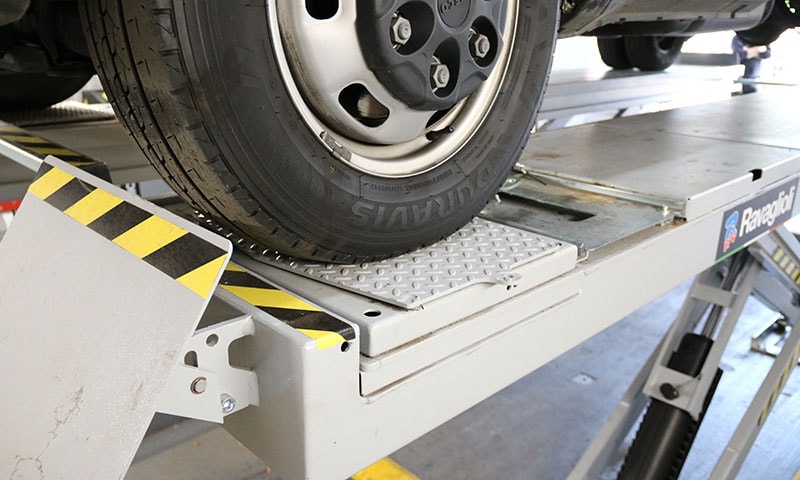 Suspension and steering play detector plate in an MOT inspection pit