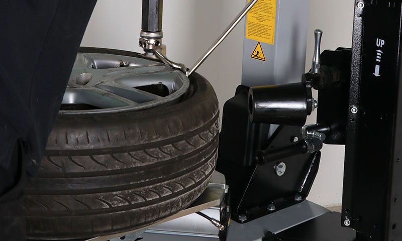 Tyre changer and wheel balancer