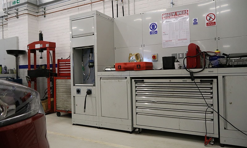Bay services cabinet with oil, air and water delivery systems